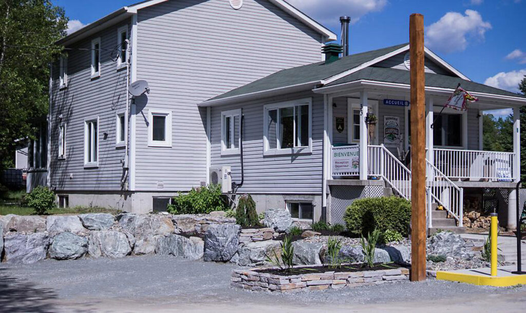 Accueil du camping la Mine de cuivre à Eastman en Estrie