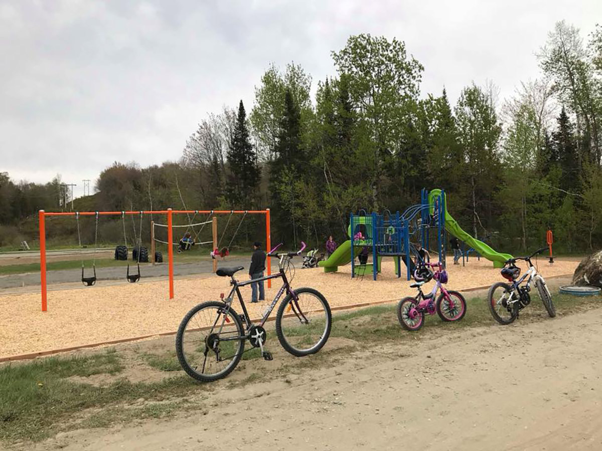 jeux extérieurs camping la Mine de cuivre à Eastman en Estrie